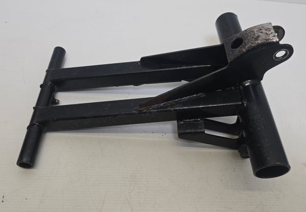 Arm, Pivot 2 8CR-47332-10-00 &mdash; Yamaha RX Warrior 2004 RXW10J, purkuosa