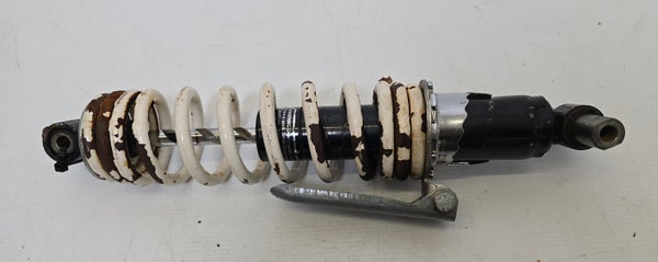 Rear Shock Ass&rsquo;y &ndash; 605623016 &ndash; Lynx Ranger 553 (2008) &ndash; 370 mm reik&auml;v&auml;li &ndash; toimintakunnossa /tuote/lynx-ranger-553-2008-rear-shock-605623016-370mm