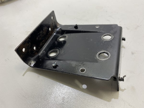 Alamuovin kiinnike (polaris indy classic 1994) 5222866-067