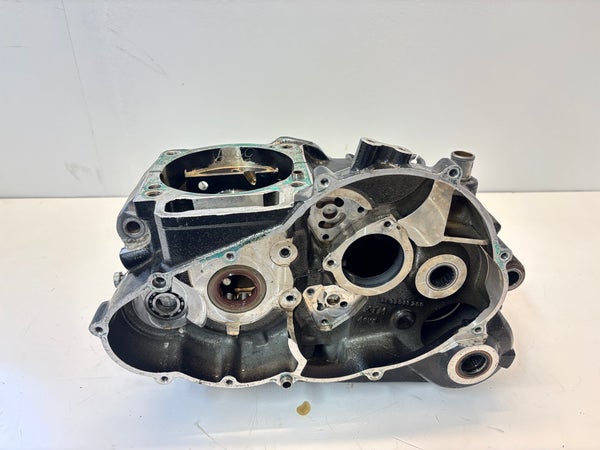 ENGINE CASE CPL.W.TR.BEAR 2000  5843000014430-KTM 640 LC4-E (2001)-Purkuosa