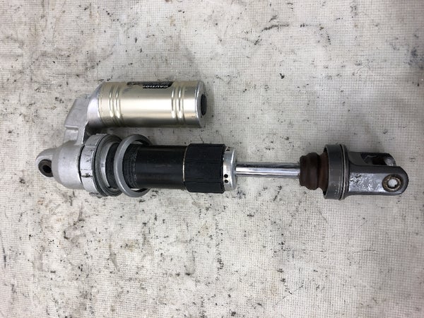 Takaiskunvaimennin (EXC525 2005) 12187A23